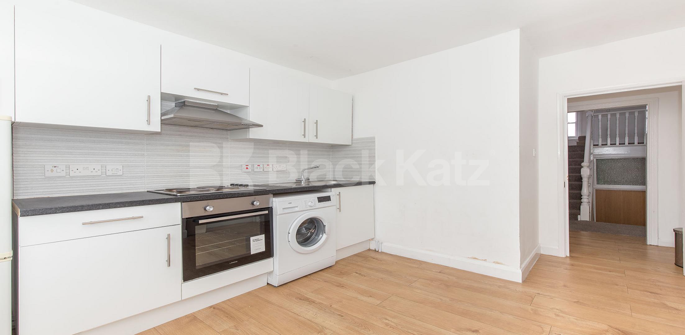 			Huge Two Bed Apartment !, 2 Bedroom, 1 bath, 1 reception Flat			 Green lanes, Turnpike Lane, N8